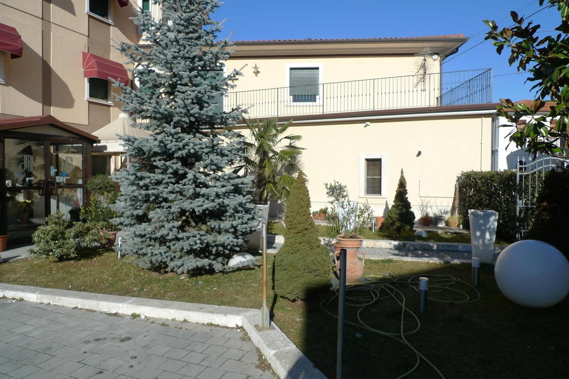 Hotel de Meis Capistrello Buitenkant foto